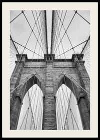 Svartvit närbild av Brooklyn Bridge med vajrar och valv-2