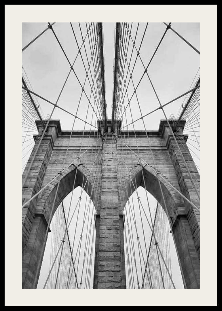 Svartvit närbild av Brooklyn Bridge med vajrar och valv-12