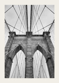 Svartvit närbild av Brooklyn Bridge med vajrar och valv-3