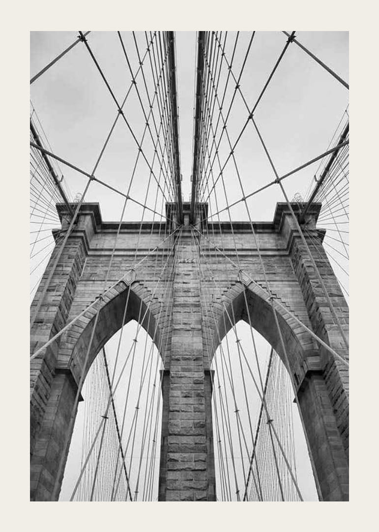 Svartvit närbild av Brooklyn Bridge med vajrar och valv-12