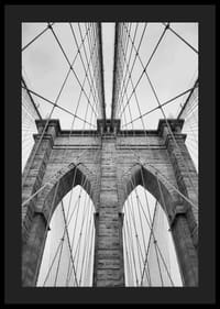 Svartvit närbild av Brooklyn Bridge med vajrar och valv-4