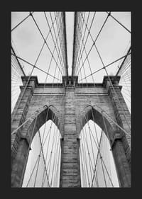 Svartvit närbild av Brooklyn Bridge med vajrar och valv-5