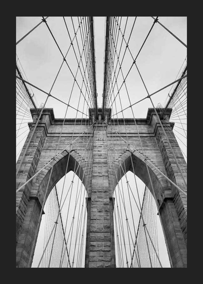 Svartvit närbild av Brooklyn Bridge med vajrar och valv-12