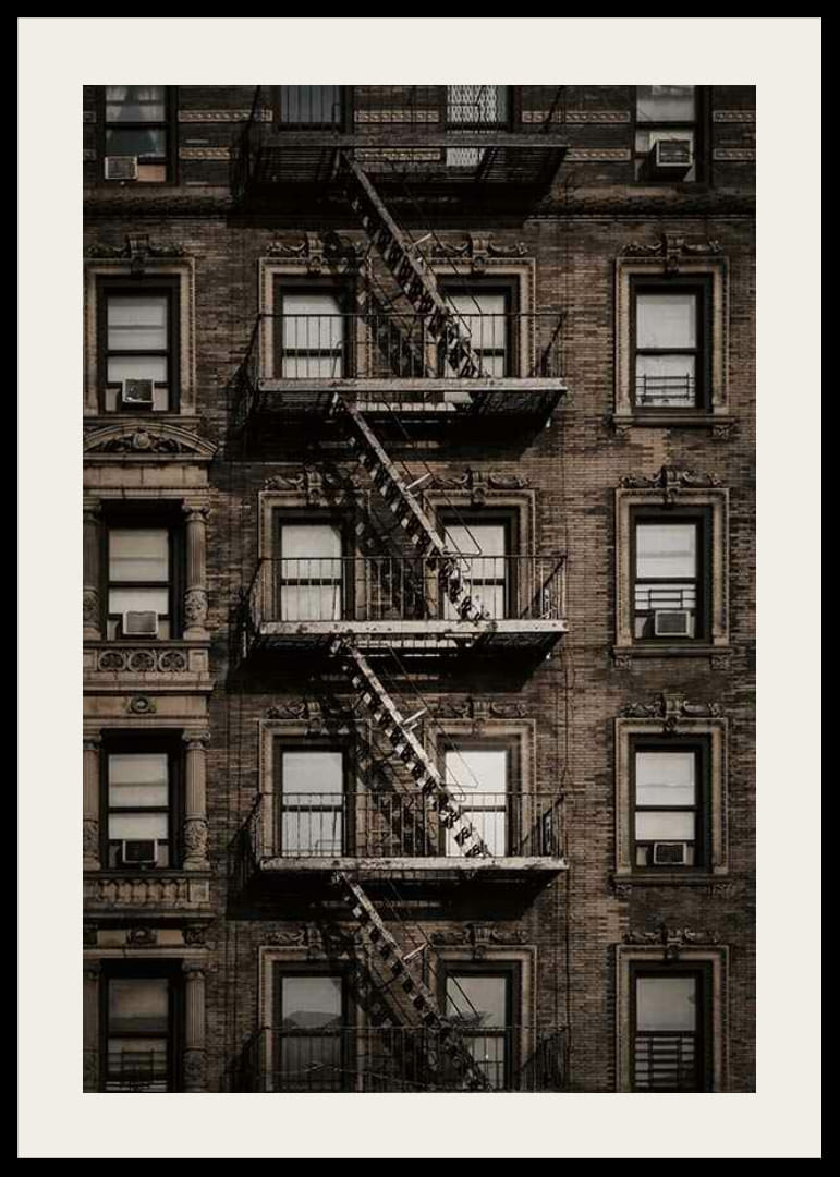 Fotografisk vy av tegelbyggnad med brandtrappa i New York-12