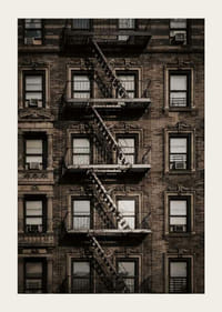 Fotografisk vy av tegelbyggnad med brandtrappa i New York-3