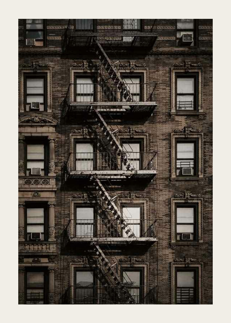 Fotografisk vy av tegelbyggnad med brandtrappa i New York-12