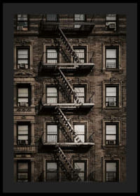 Fotografisk vy av tegelbyggnad med brandtrappa i New York-4