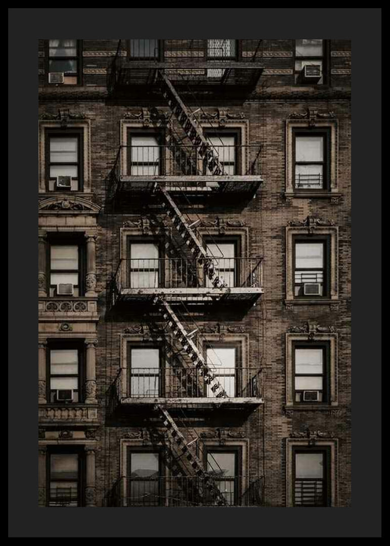 Fotografisk vy av tegelbyggnad med brandtrappa i New York-12