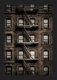 Fotografisk vy av tegelbyggnad med brandtrappa i New York-5