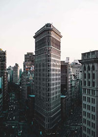 Fotografi av Flatiron Building i New York mot ljus himmel-7