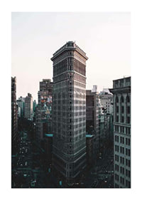 Fotografi av Flatiron Building i New York mot ljus himmel-1