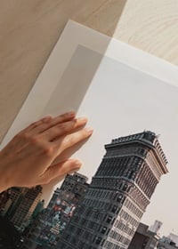 Fotografi av Flatiron Building i New York mot ljus himmel-9