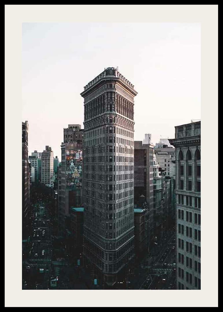 „Flatiron“ pastato Niujorke nuotrauka šviesaus dangaus fone-12