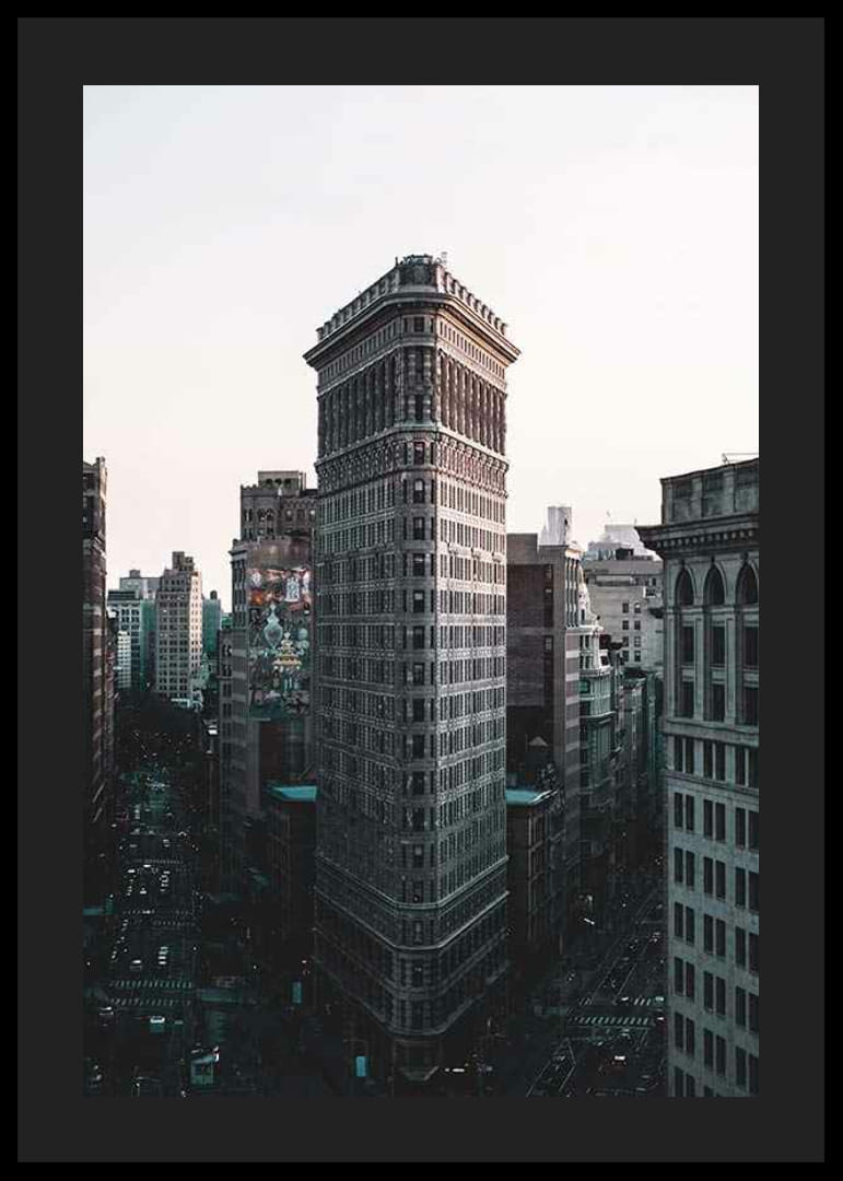 „Flatiron“ pastato Niujorke nuotrauka šviesaus dangaus fone-12