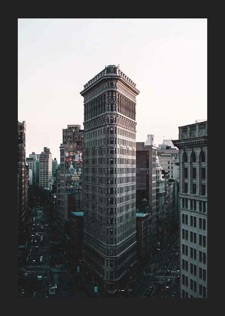 „Flatiron“ pastato Niujorke nuotrauka šviesaus dangaus fone-12