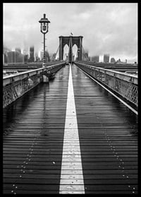 Svartvit fotografi av Brooklyn Bridge med våt träyta-6