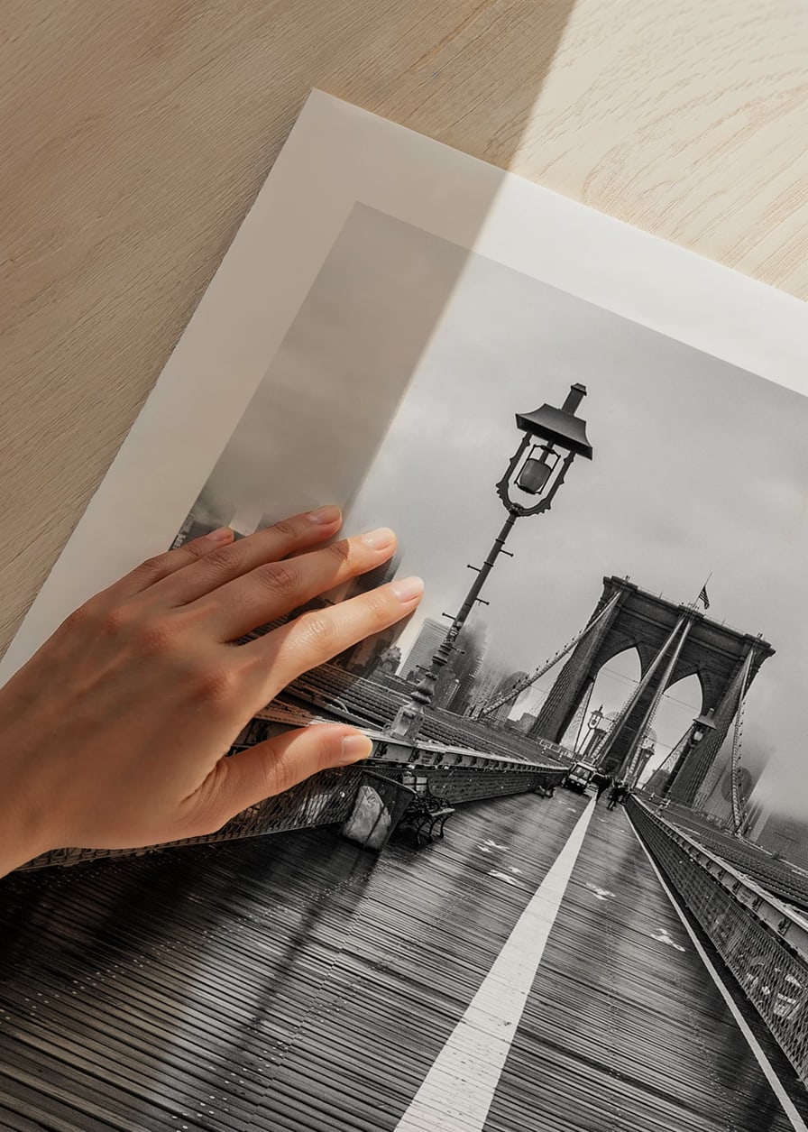 Svartvit fotografi av Brooklyn Bridge med våt träyta-12