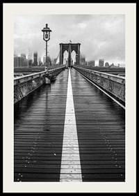 Svartvit fotografi av Brooklyn Bridge med våt träyta-2