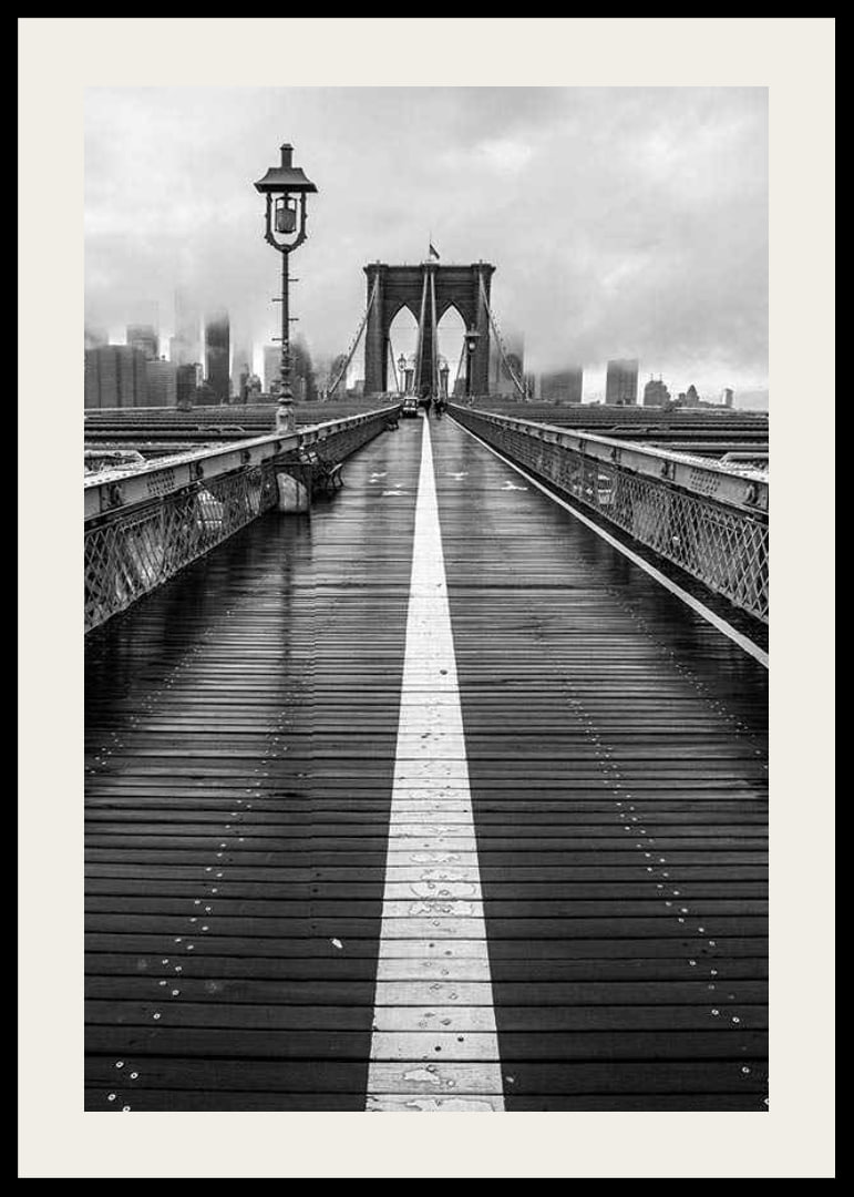 Svartvit fotografi av Brooklyn Bridge med våt träyta-12