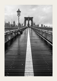 Svartvit fotografi av Brooklyn Bridge med våt träyta-3