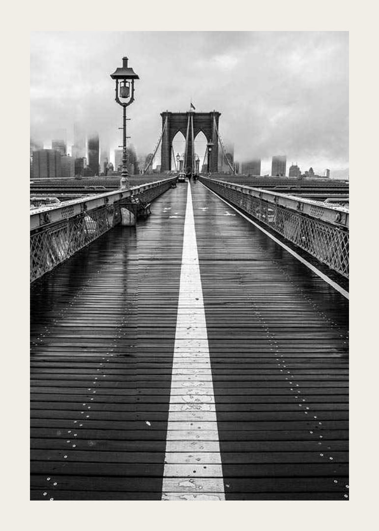 Svartvit fotografi av Brooklyn Bridge med våt träyta-12