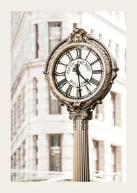 Fotografi av dekorativ gyllen gateklokke på Flatiron-3