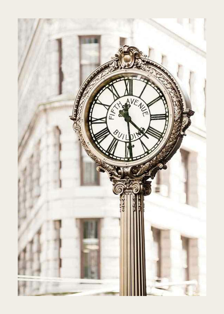 Fotografi av dekorativ gyllen gateklokke på Flatiron-12