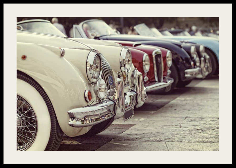 Auto d'epoca classiche fotografiche in fila, crema e rosse-12