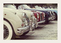 Auto d'epoca classiche fotografiche in fila, crema e rosse-3