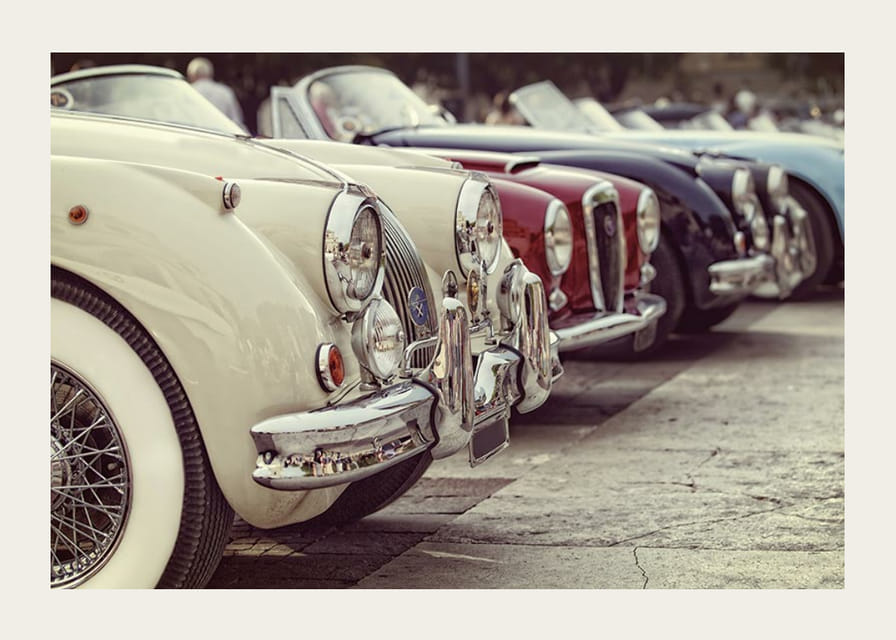 Auto d'epoca classiche fotografiche in fila, crema e rosse-12