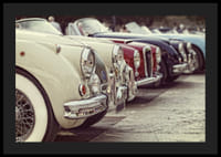 Auto d'epoca classiche fotografiche in fila, crema e rosse-4