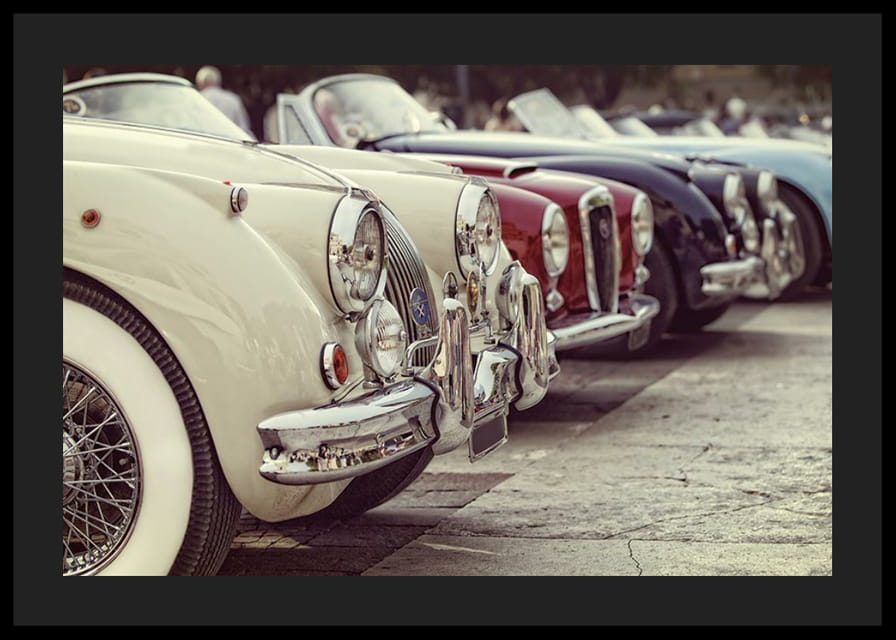 Auto d'epoca classiche fotografiche in fila, crema e rosse-12