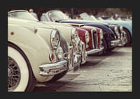 Auto d'epoca classiche fotografiche in fila, crema e rosse-5