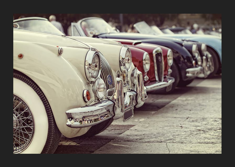 Auto d'epoca classiche fotografiche in fila, crema e rosse-12