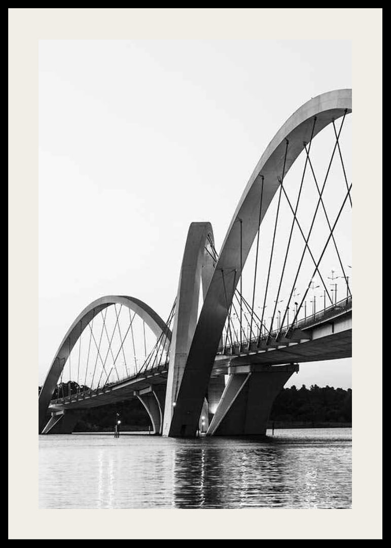 Black and white view of the Juscelino Kubitschek Bridge in Brasília-12