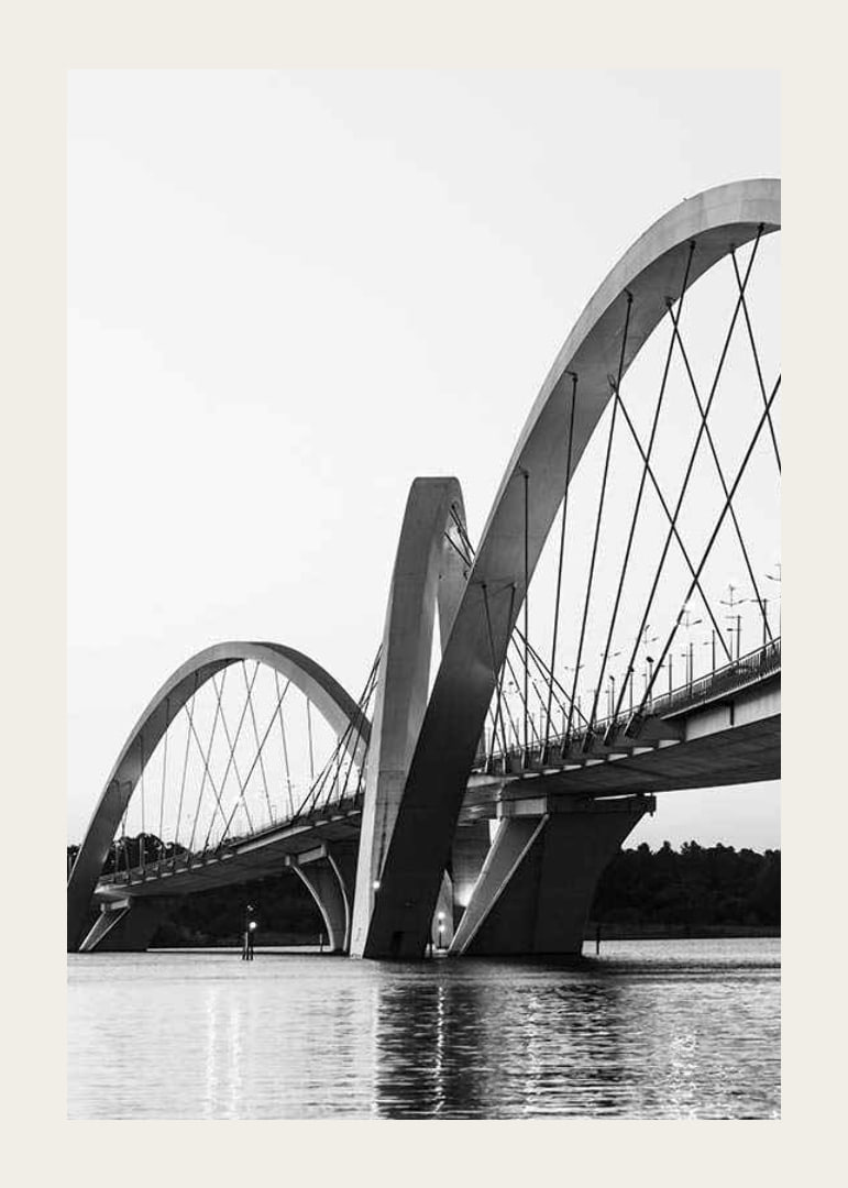 Black and white view of the Juscelino Kubitschek Bridge in Brasília-12