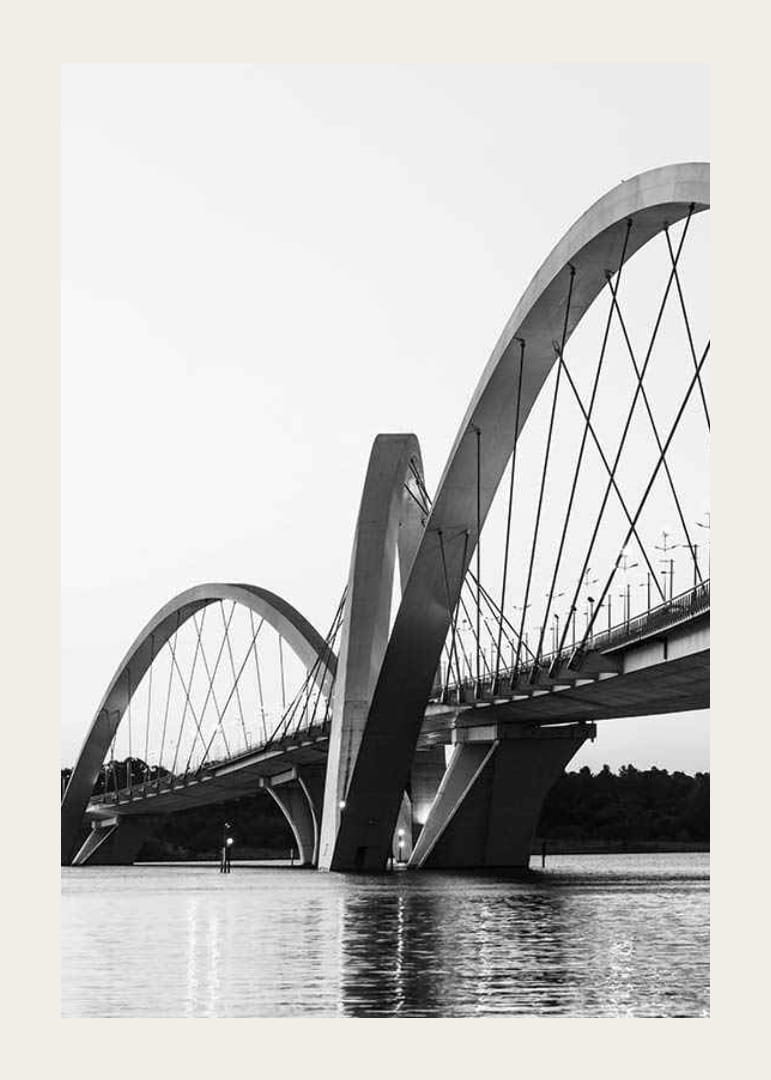 Vista en blanco y negro del puente Juscelino Kubitschek en Brasilia-12