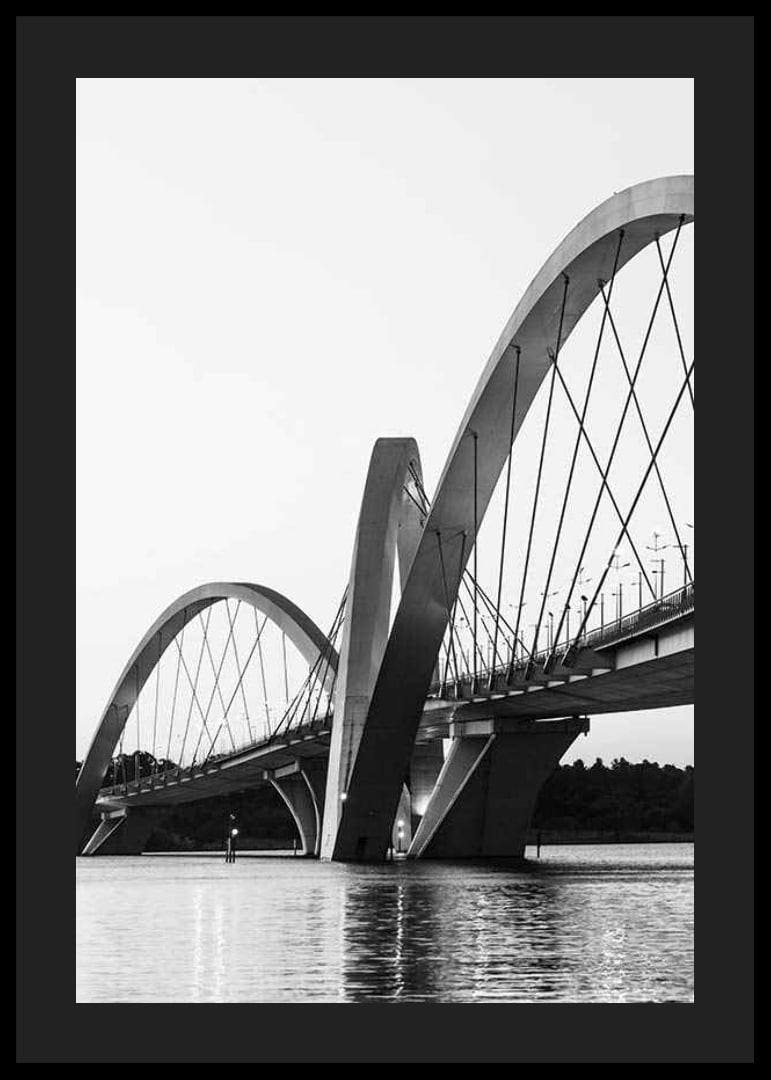 Black and white view of the Juscelino Kubitschek Bridge in Brasília-12