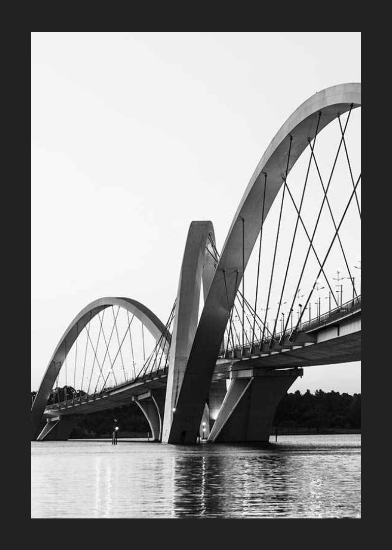 Black and white view of the Juscelino Kubitschek Bridge in Brasília-12