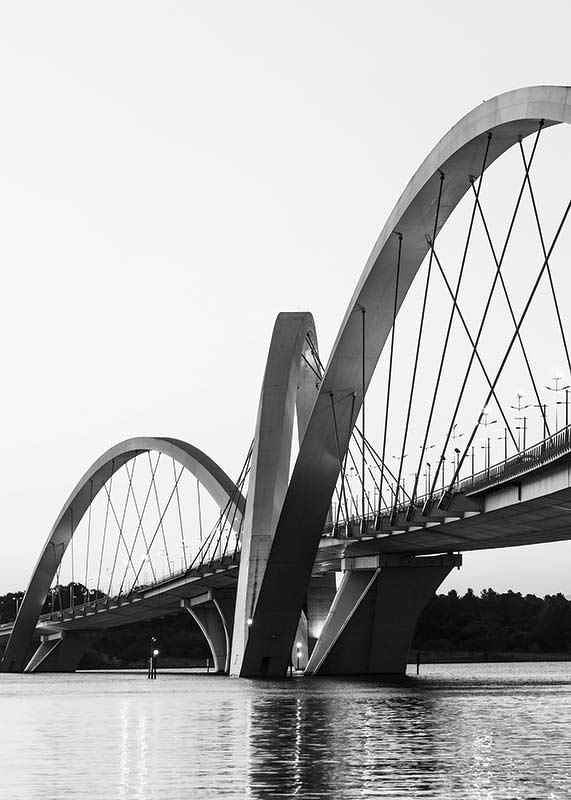 Black and white view of the Juscelino Kubitschek Bridge in Brasília-12