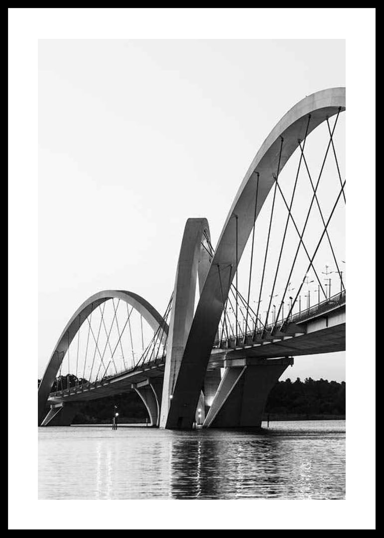 Black and white view of the Juscelino Kubitschek Bridge in Brasília-12