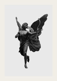 Čiernobiely detailný záber sochy Erosa s lukom a krídlami-3