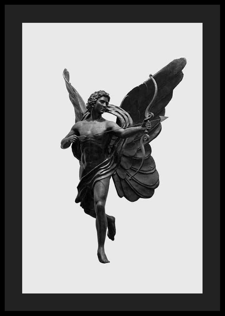 Čiernobiely detailný záber sochy Erosa s lukom a krídlami-12