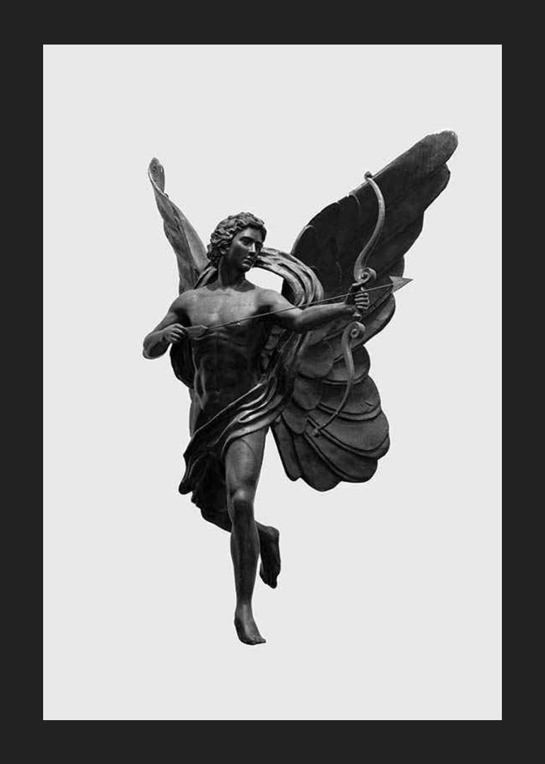 Čiernobiely detailný záber sochy Erosa s lukom a krídlami-12