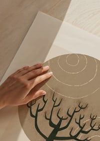 Abstrakt träd i mörka toner mot beige cirkulär bakgrund-3