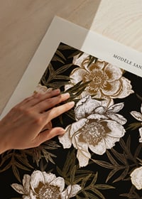 Stiliserade vita pioner och blad mot svart bakgrund-3
