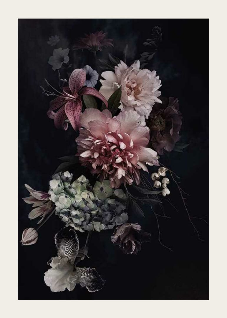 Fotóvirágcsokor lágy rózsaszín és fehér árnyalatokkal, fekete háttér előtt-12