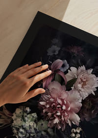 Fotóvirágcsokor lágy rózsaszín és fehér árnyalatokkal, fekete háttér előtt-9