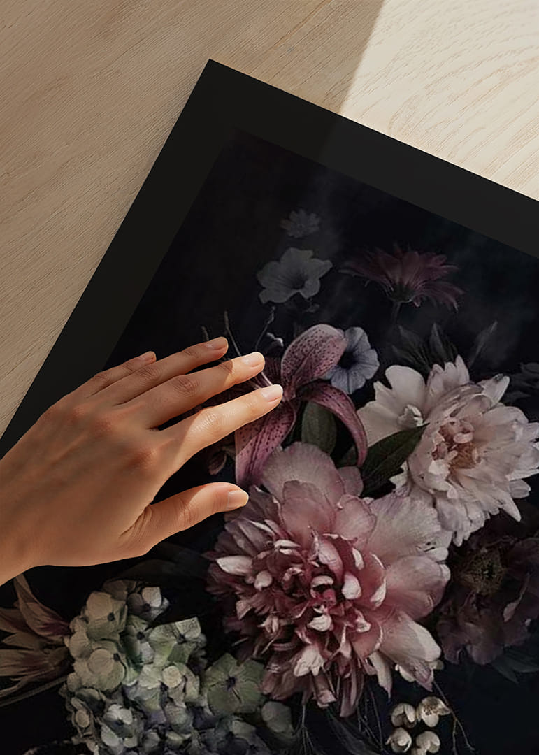 Fotóvirágcsokor lágy rózsaszín és fehér árnyalatokkal, fekete háttér előtt-12