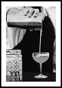 Bartender häller drink i cocktailglas-0